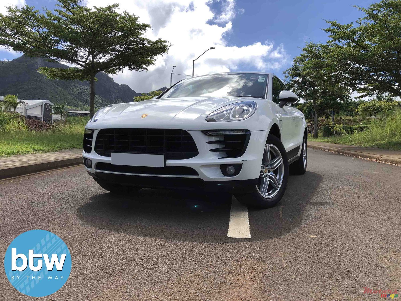 2016' Porsche Macan photo #2