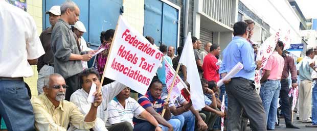 Manifestation à Port-Louis: des Chauffeurs de Taxi d’Hôtels Crient à l’Injustice