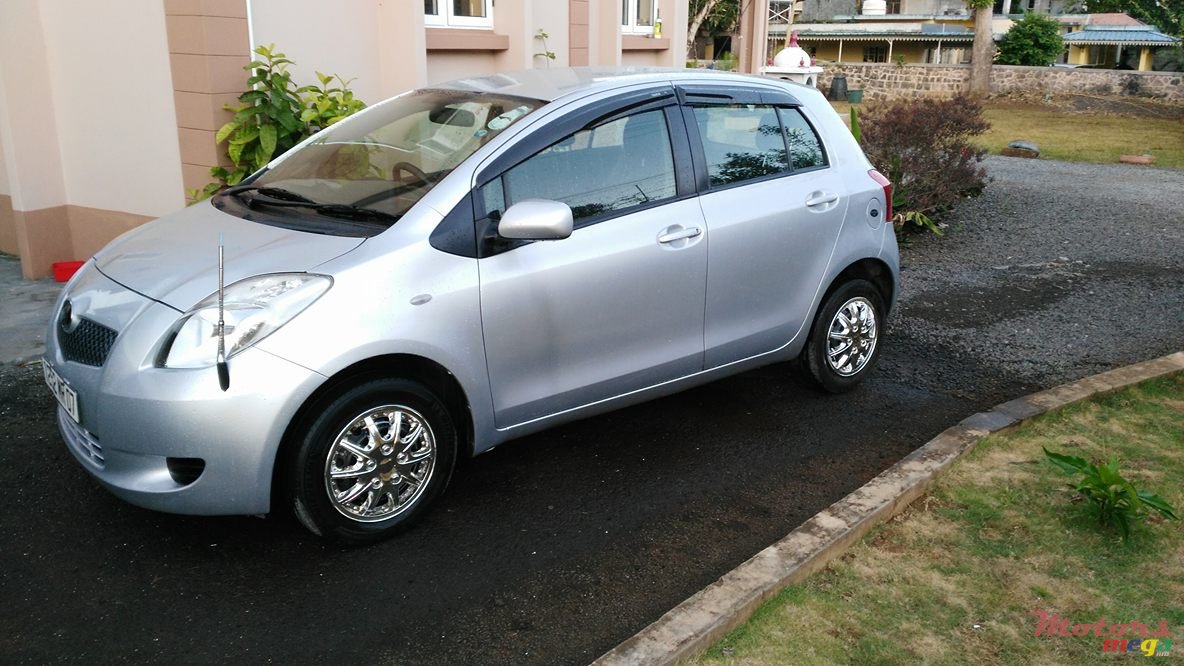 2007' Toyota Vitz photo #1