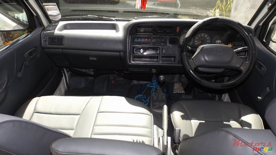 2005' Toyota HiAce photo #6