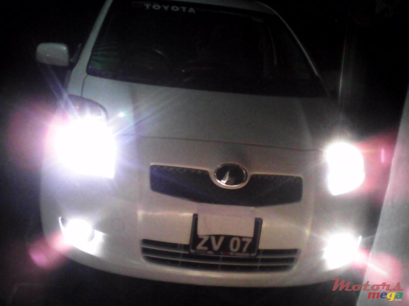 2007' Toyota Vitz photo #2