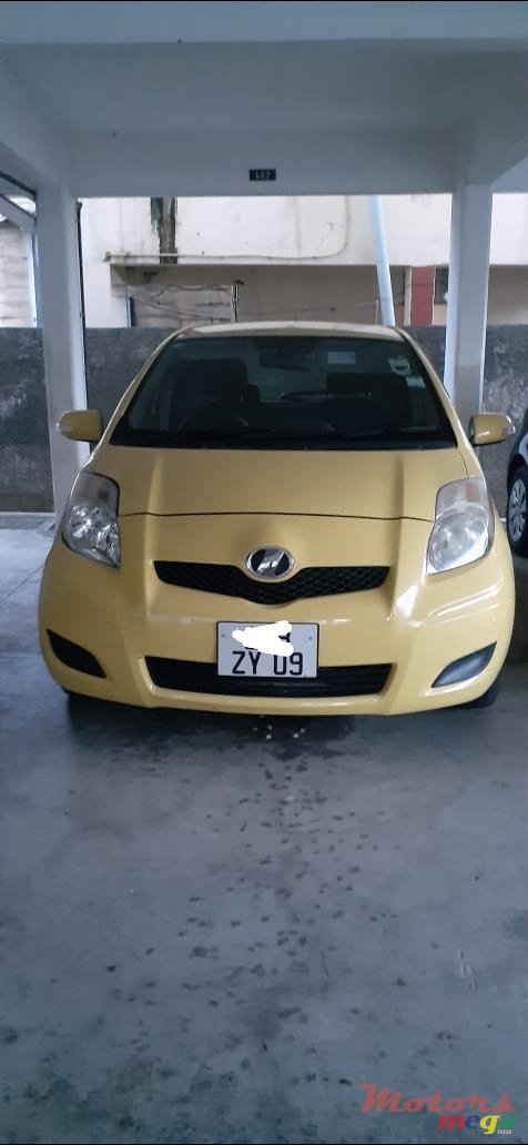 2009' Toyota Vitz photo #1