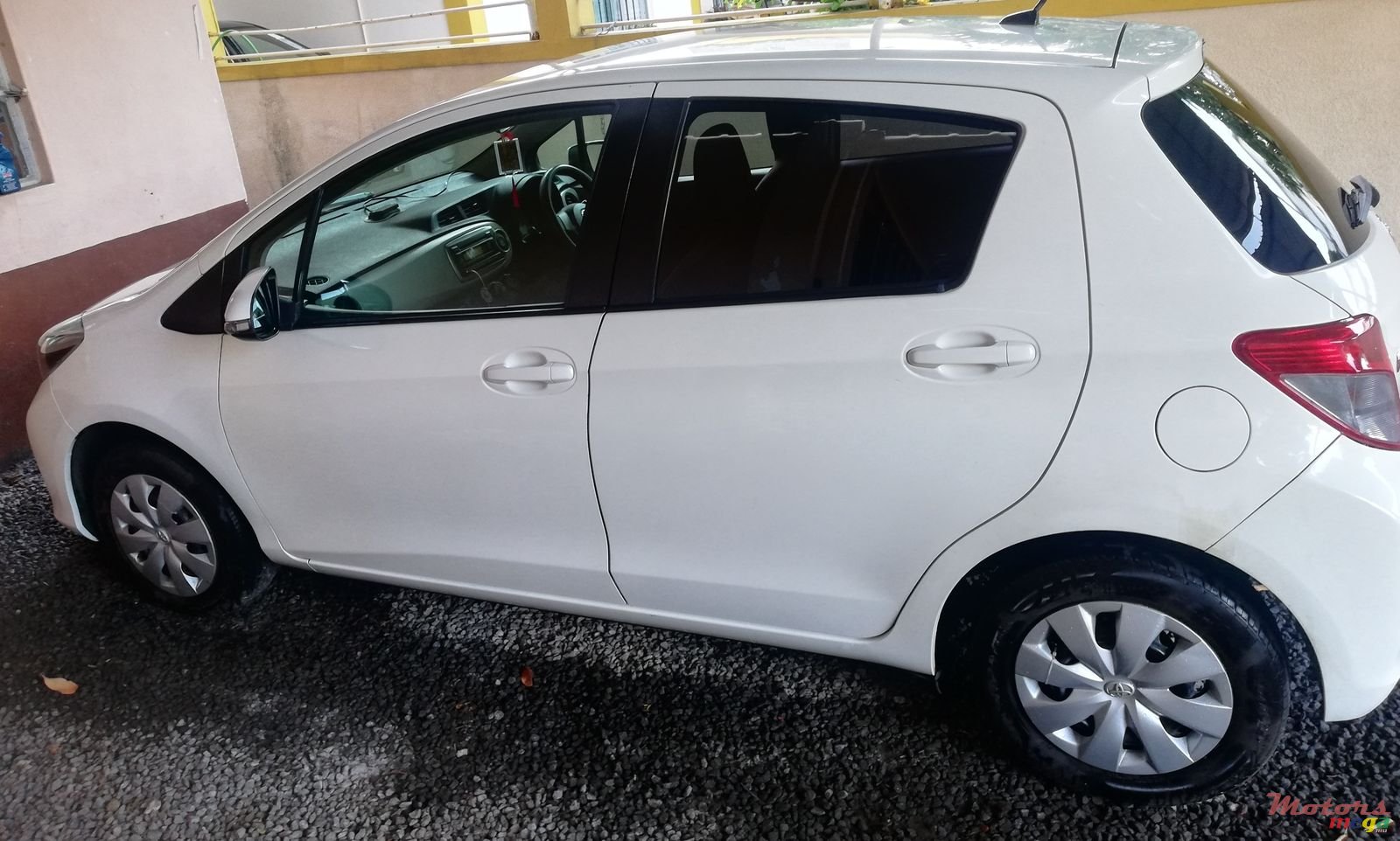 2011' Toyota Vitz photo #3