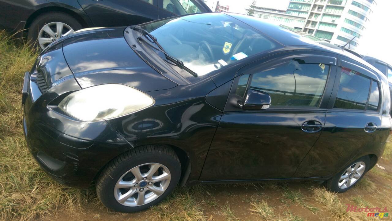 2009' Toyota Vitz photo #1