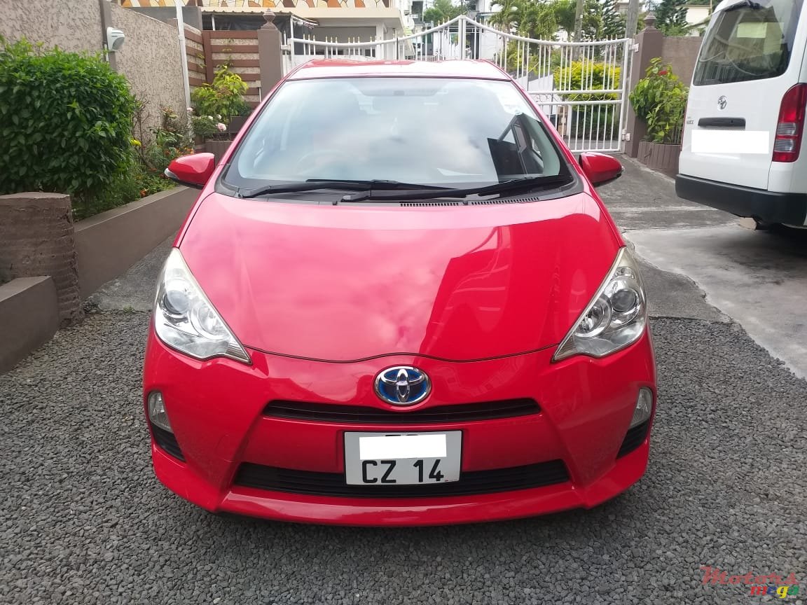 2014' Toyota Aqua Hybrid photo #2