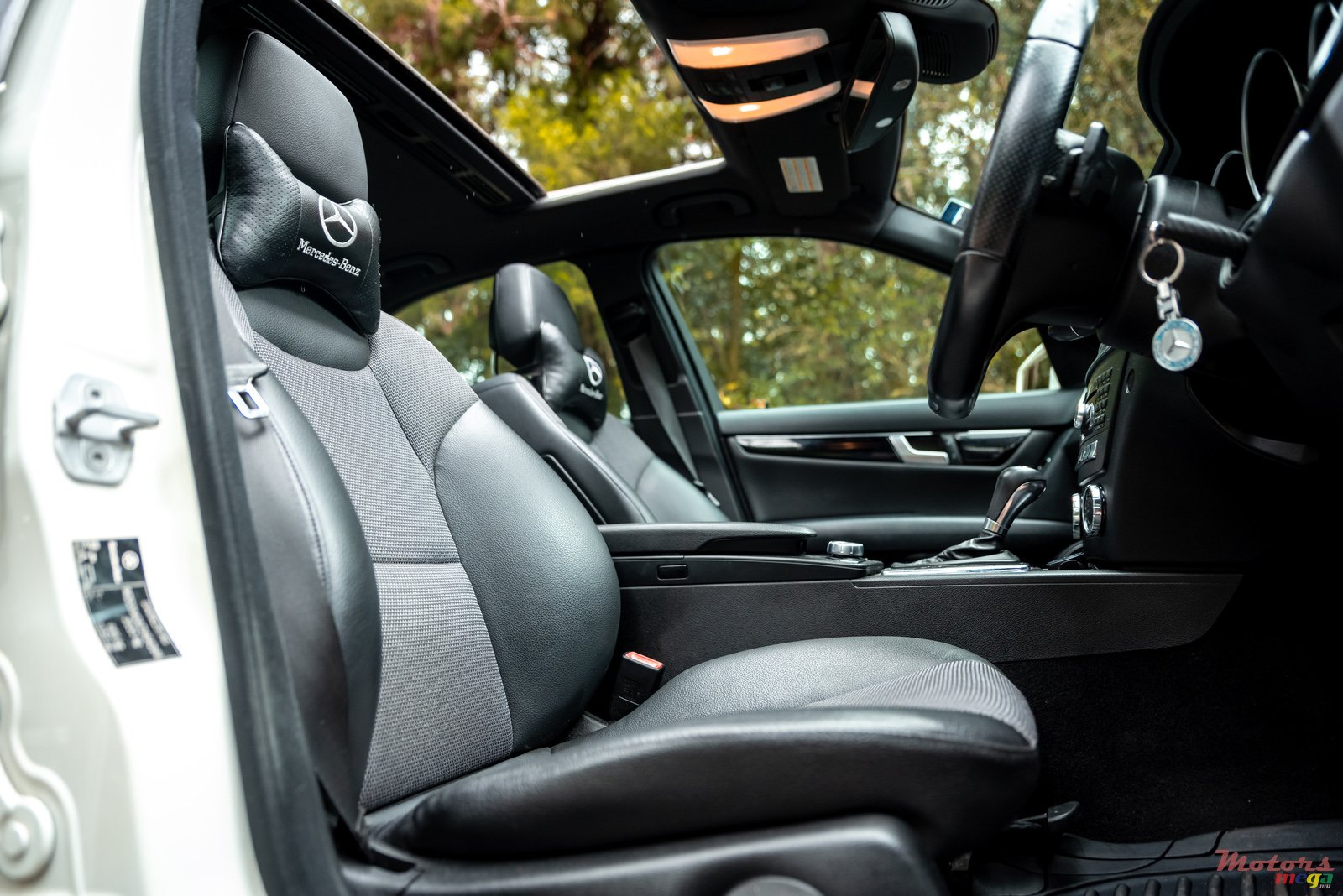 2011' Mercedes-Benz C 250 photo #1