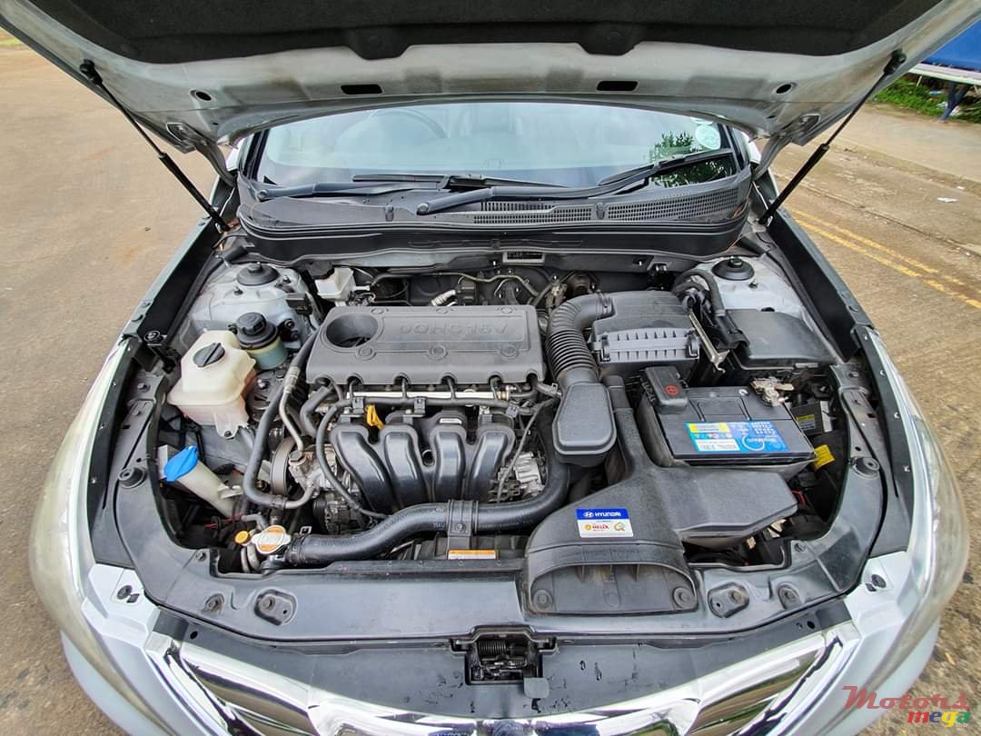 2011' Hyundai Sonata photo #7