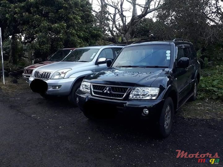 2005' Mitsubishi Pajero photo #1