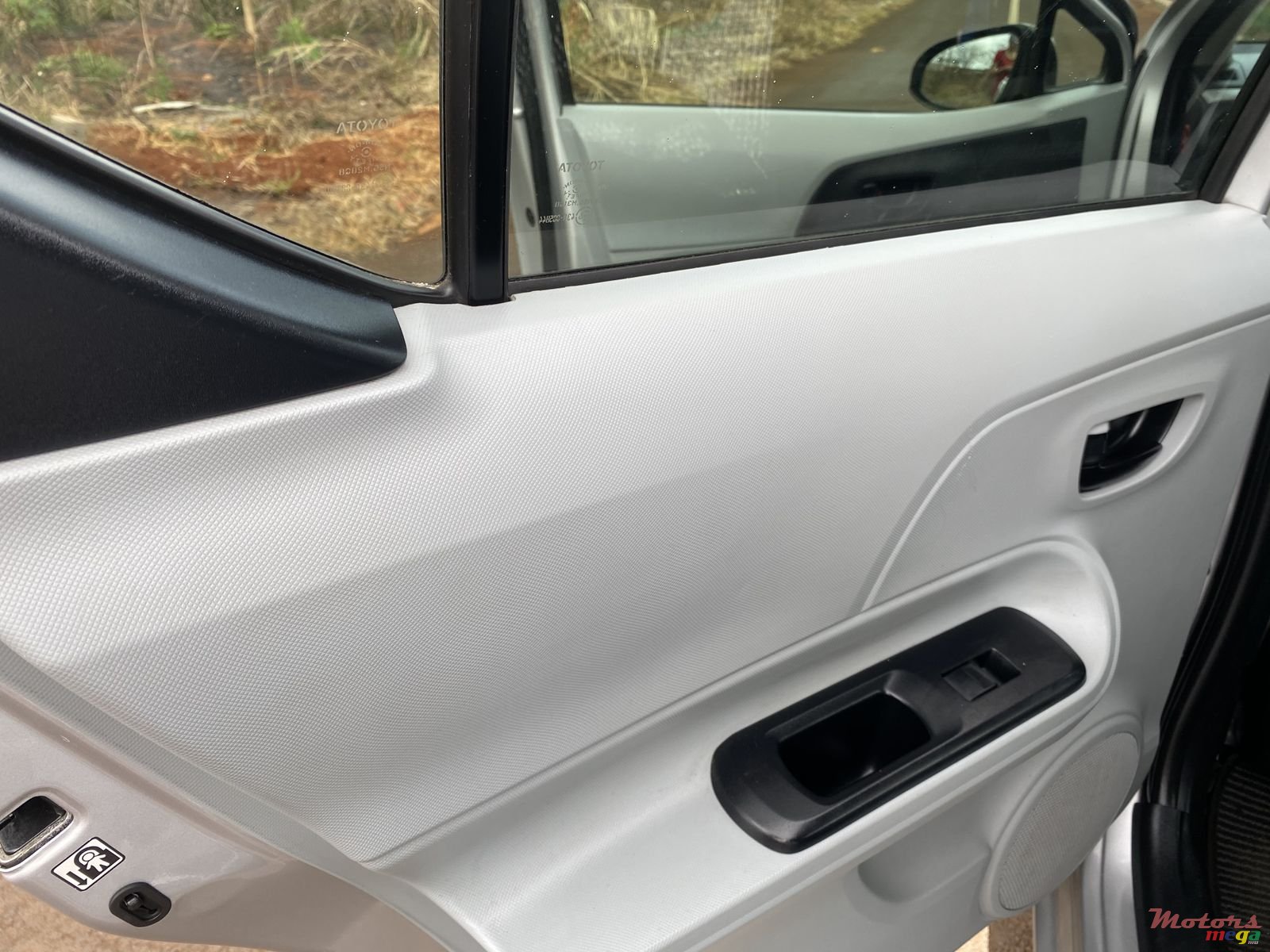 2013' Toyota Aqua photo #6