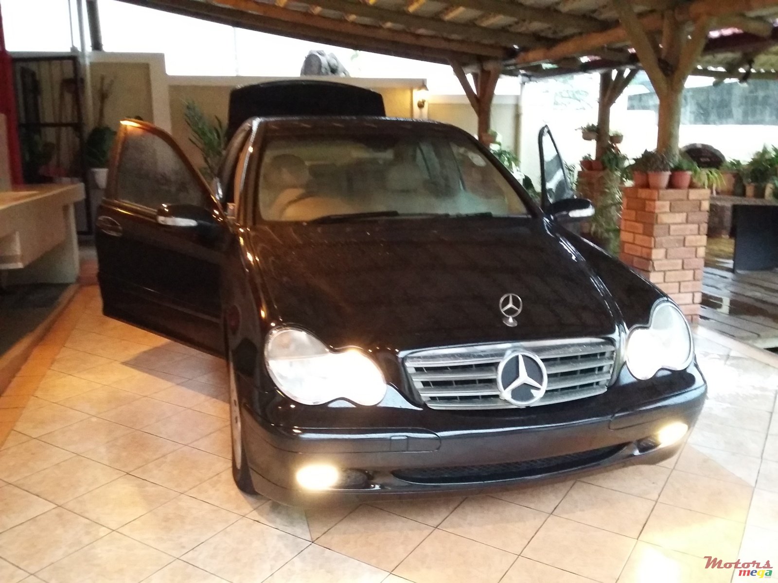 2004' Mercedes-Benz C-Class photo #1