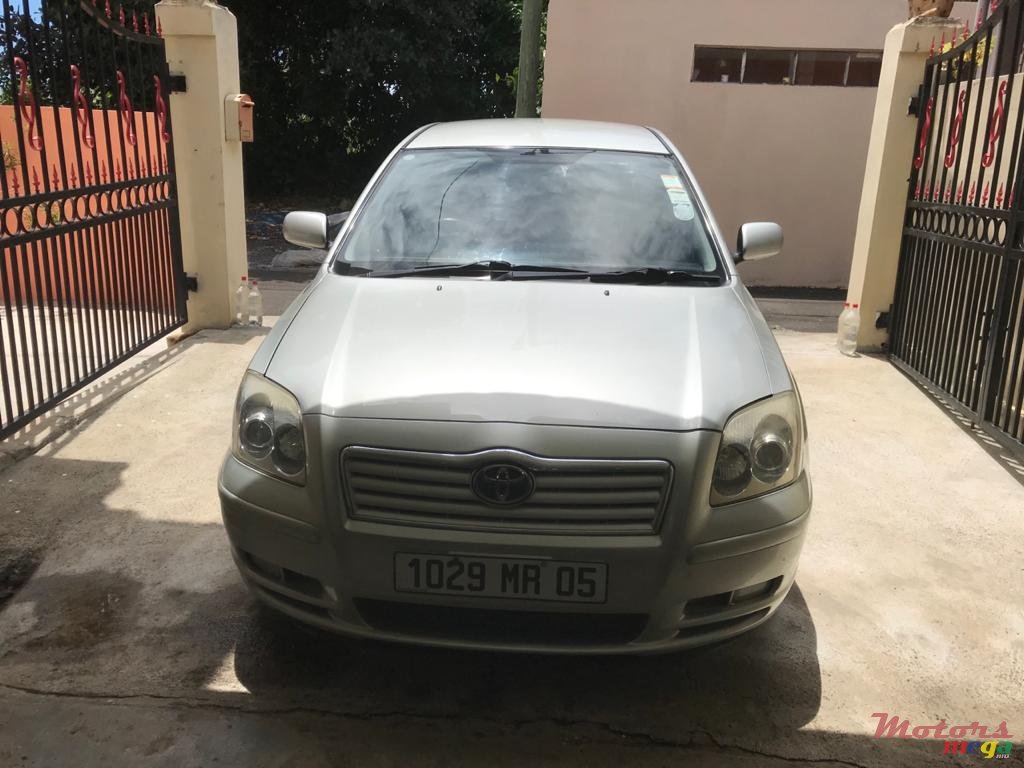 2005' Toyota Avensis photo #6