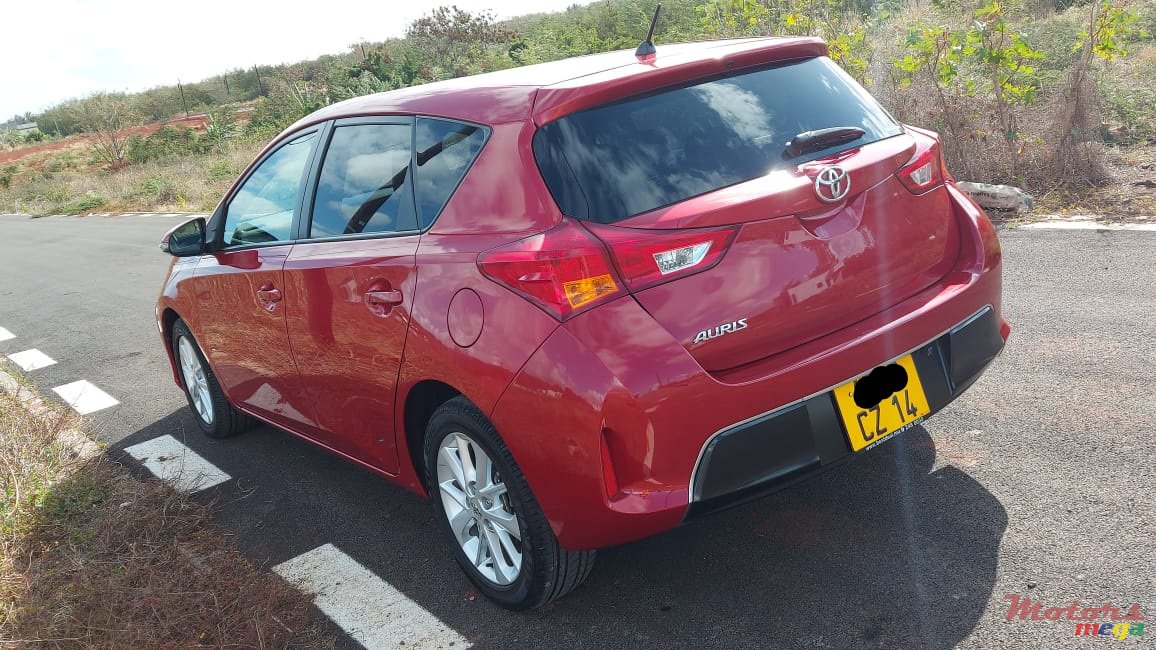 2014' Toyota Auris photo #3