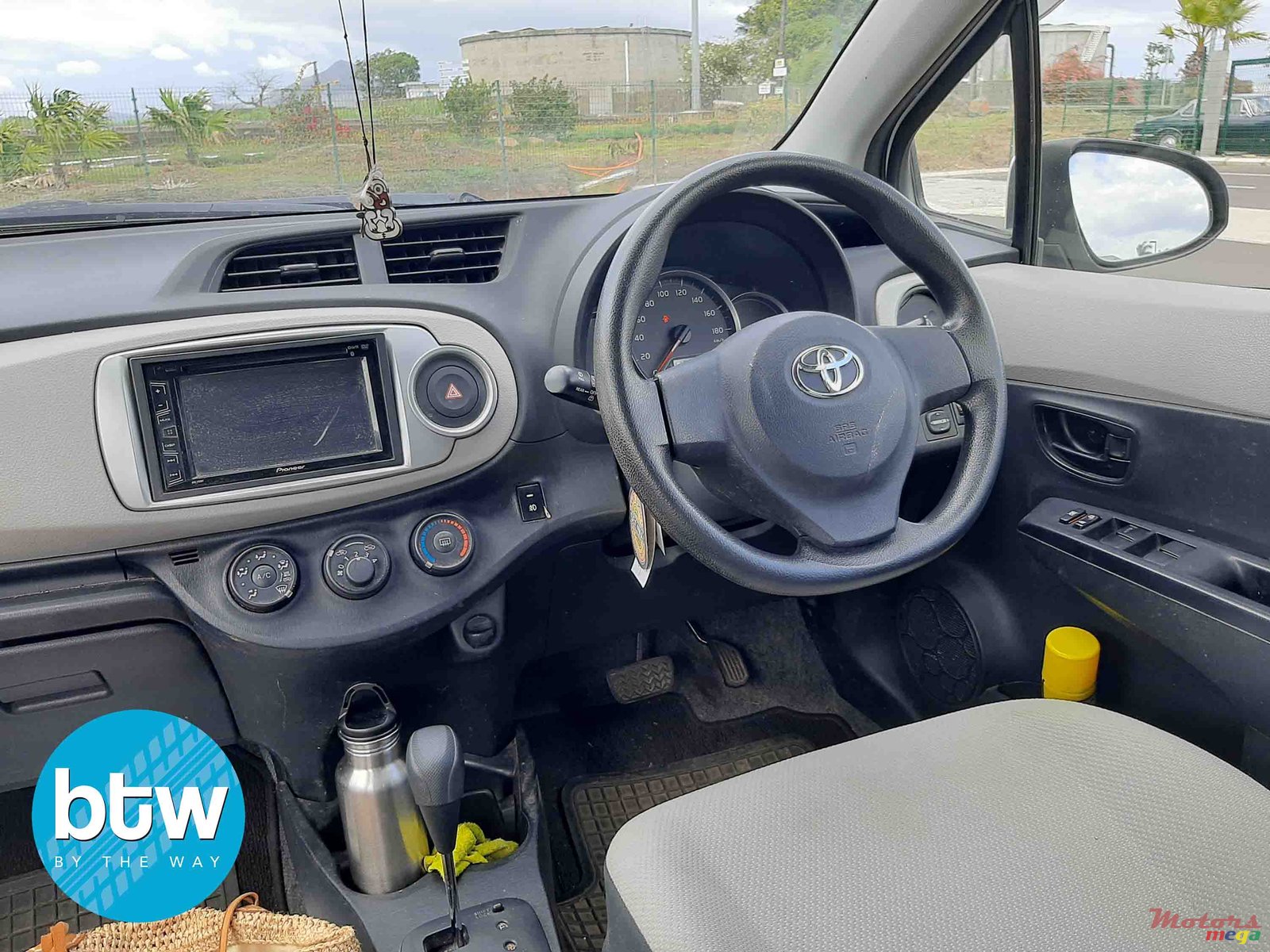 2014' Toyota Vitz photo #6