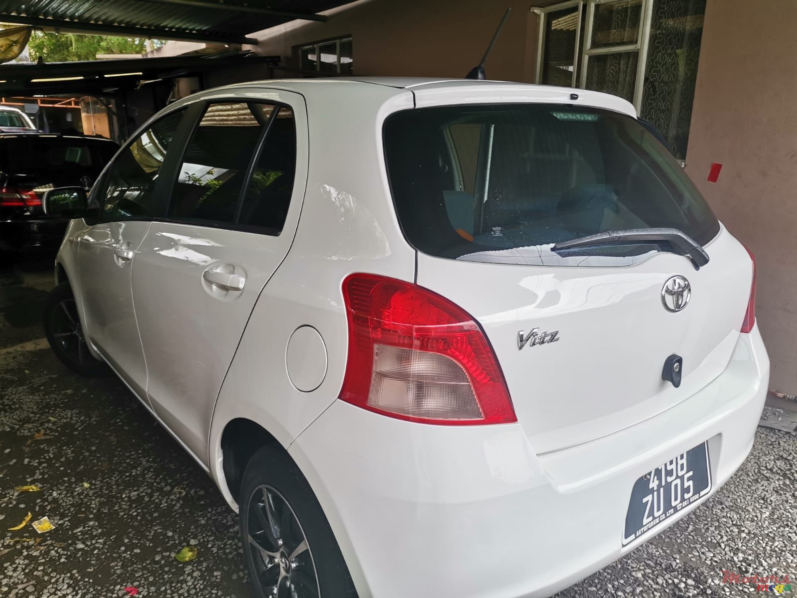 2005' Toyota Vitz photo #3