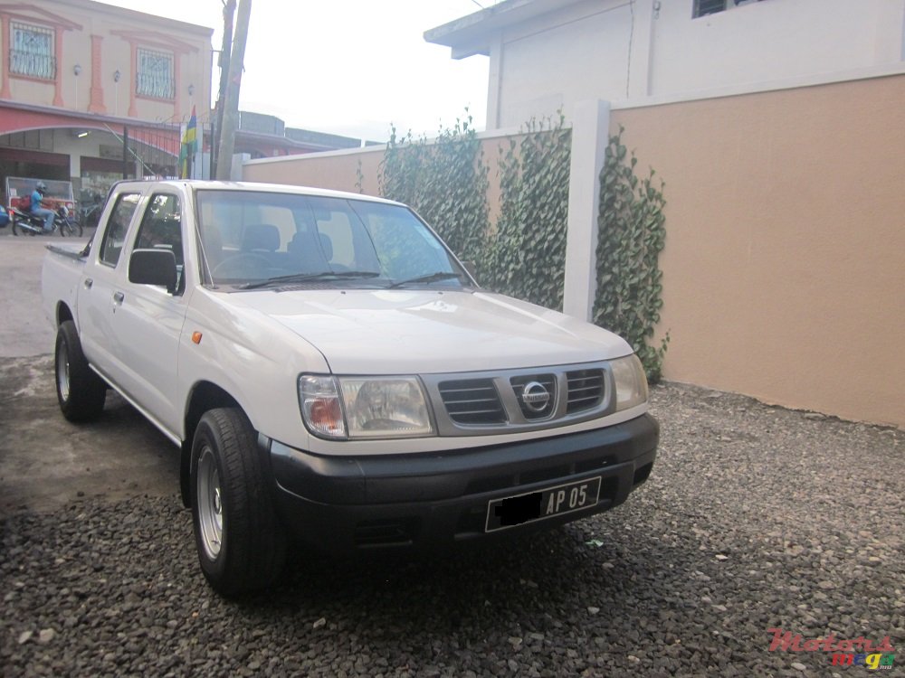 2005' Nissan Hardbody 2.7 D photo #1