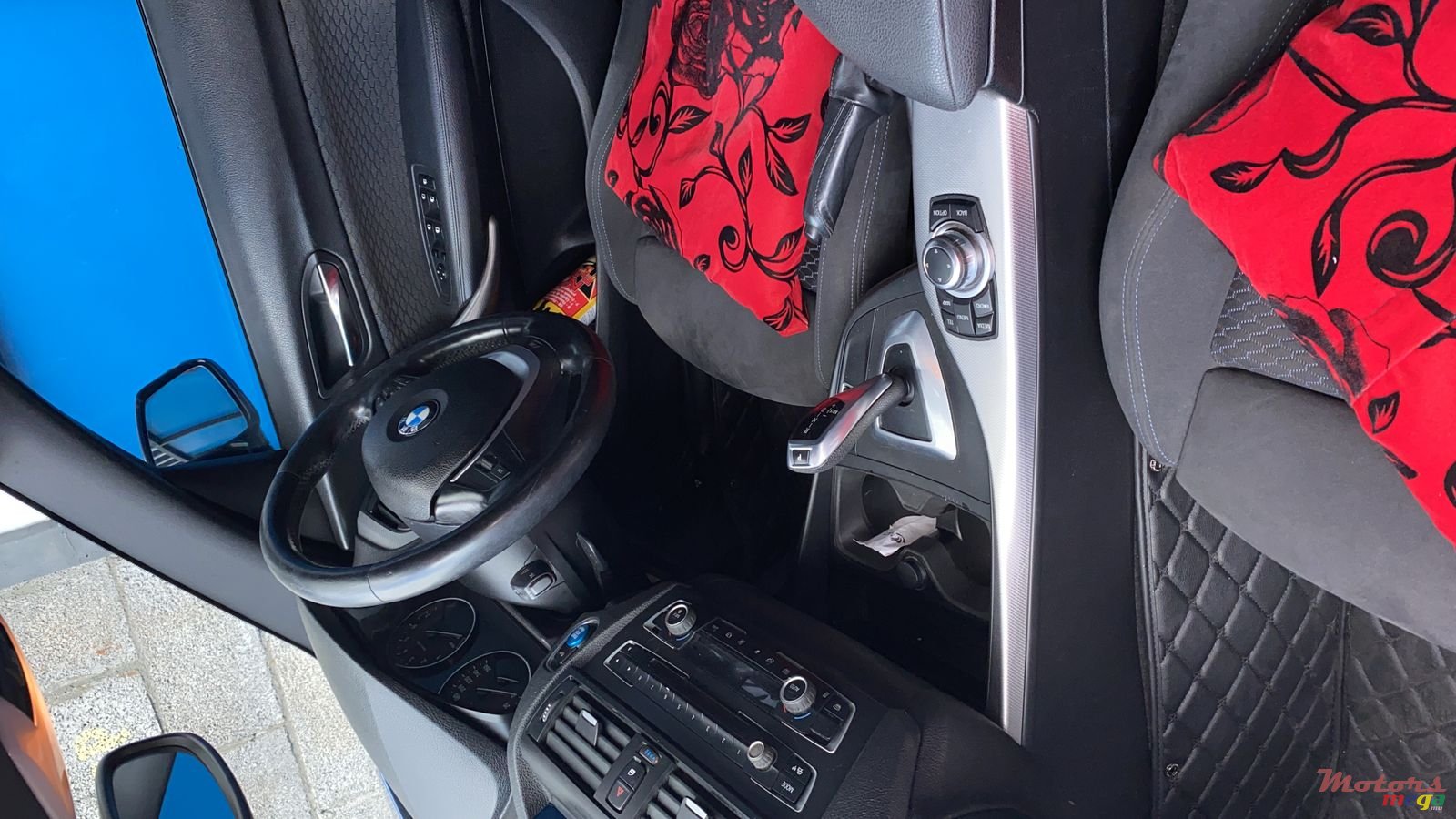 2012' BMW 1 Series 5 Door photo #3