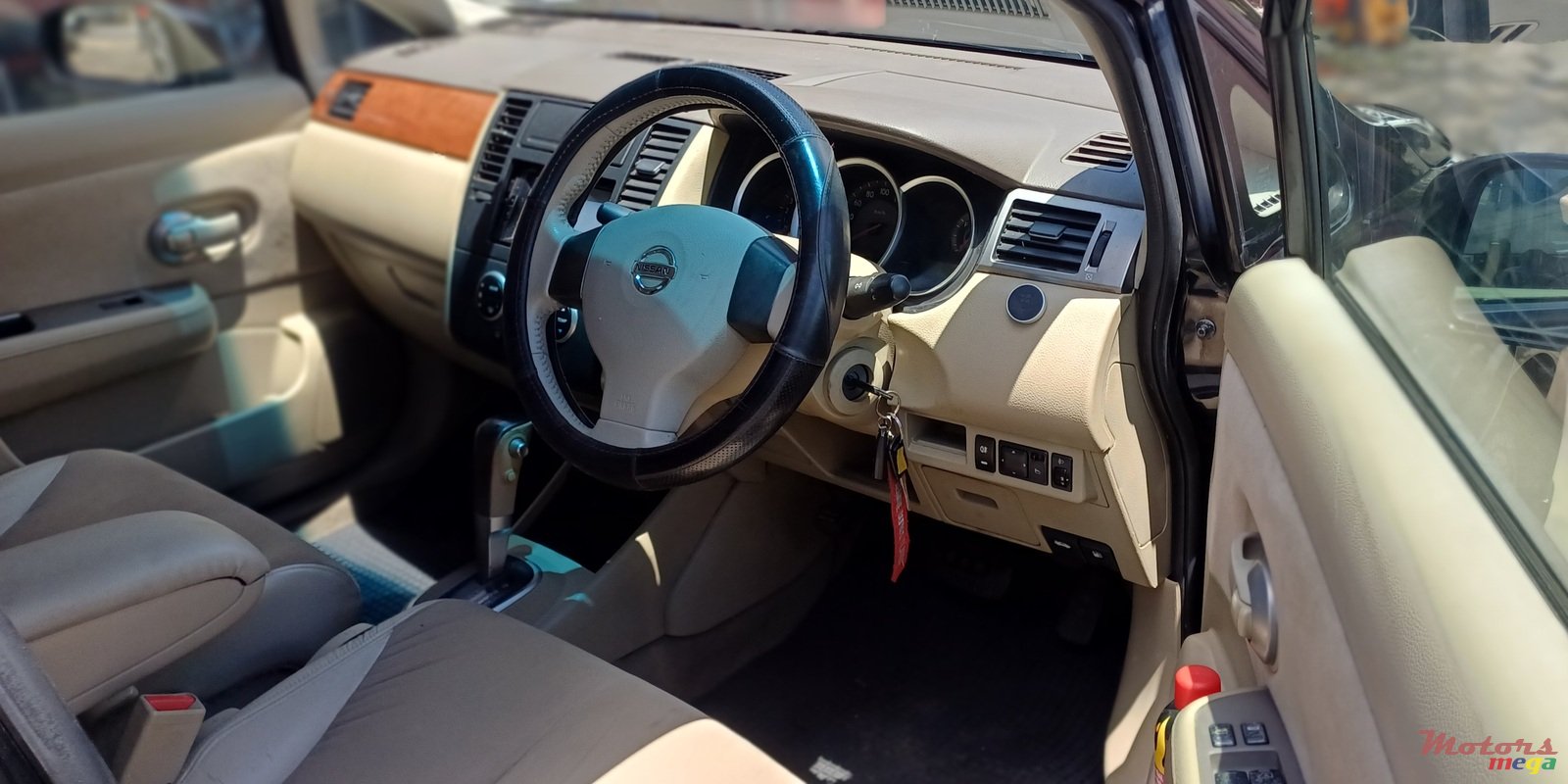 2011' Nissan Tiida photo #5