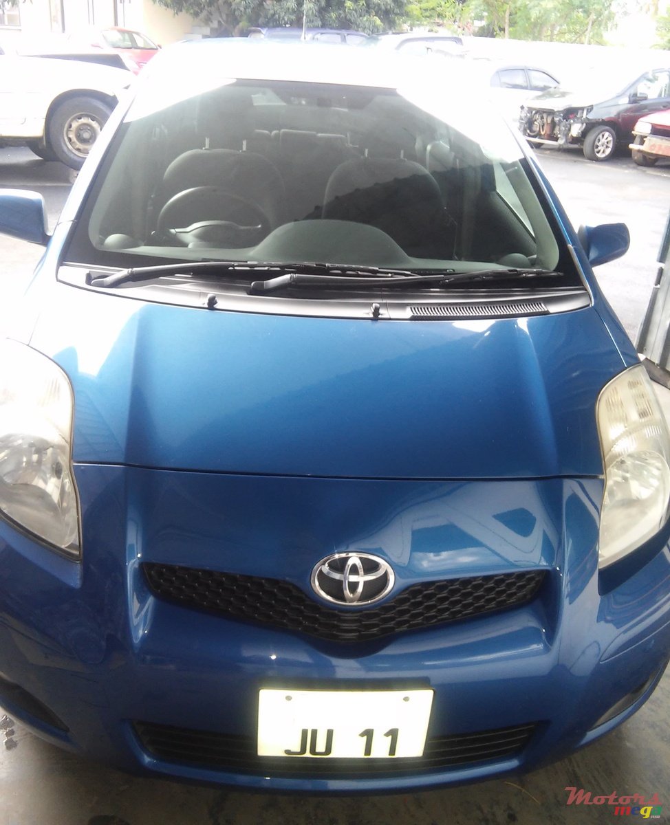 2011' Toyota Yaris photo #1