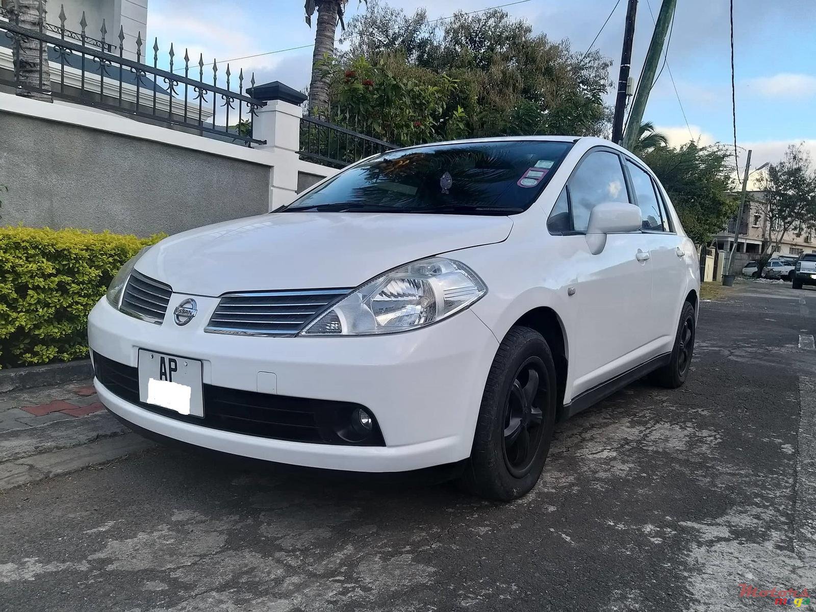 2006' Nissan Tiida Latio photo #1