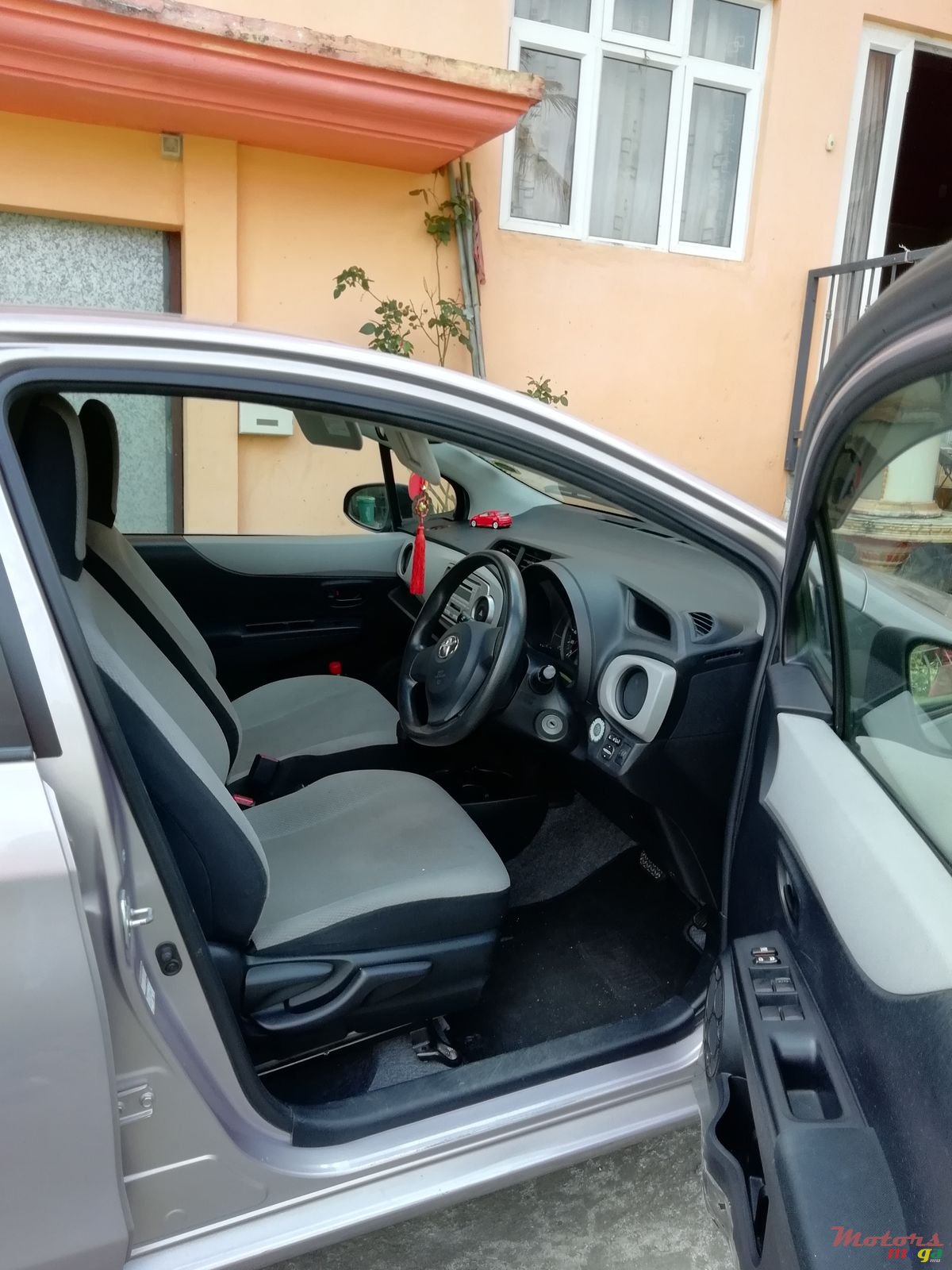 2011' Toyota Vitz photo #5