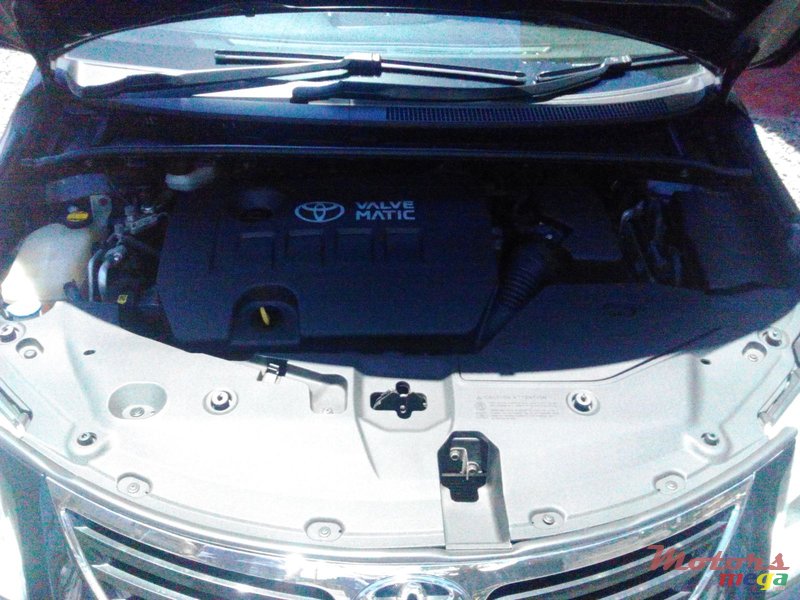 2010' Toyota Avensis photo #5