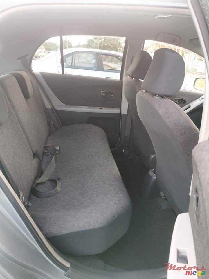 2008' Toyota Vitz photo #6