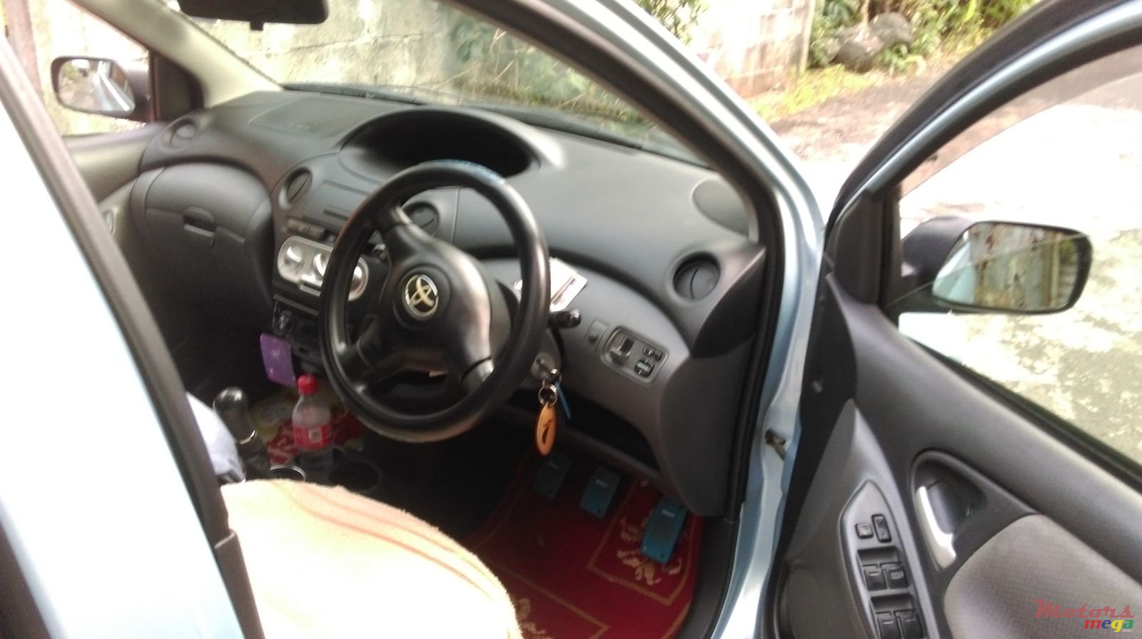 2004' Toyota Vitz photo #4