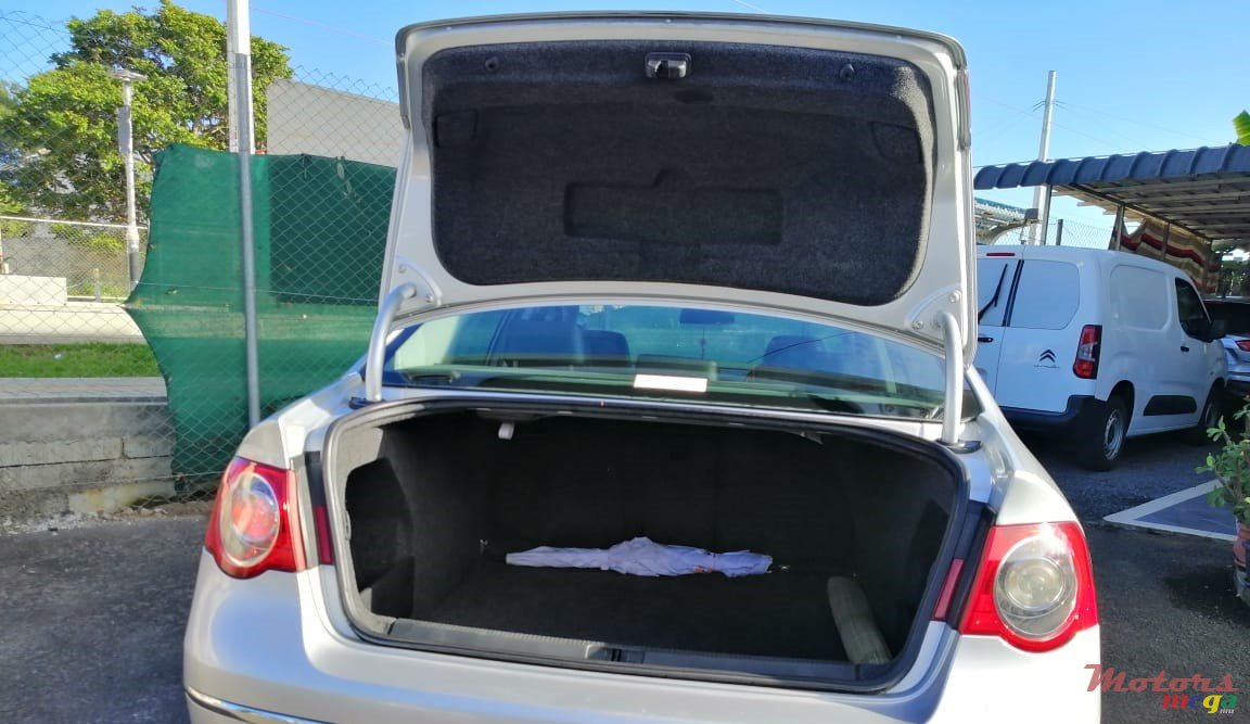 2008' Volkswagen Passat 2.0 TDi photo #2