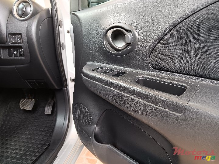 2011' Nissan March photo #6