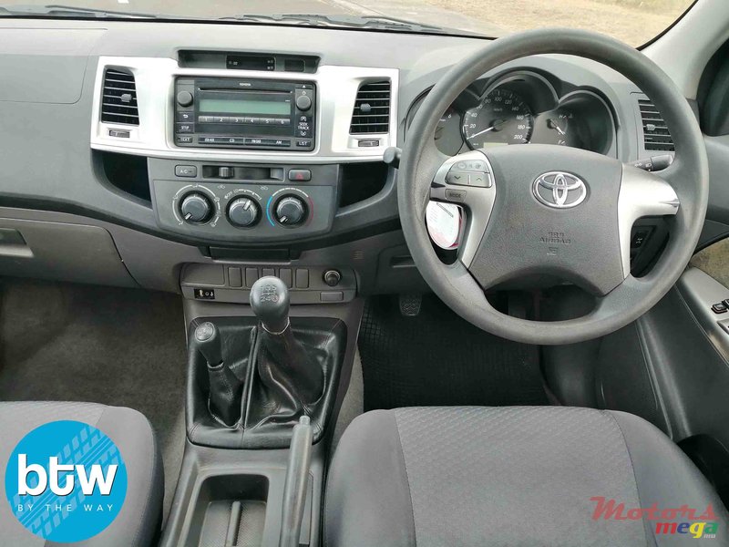 2013' Toyota Hilux 4X4 photo #6