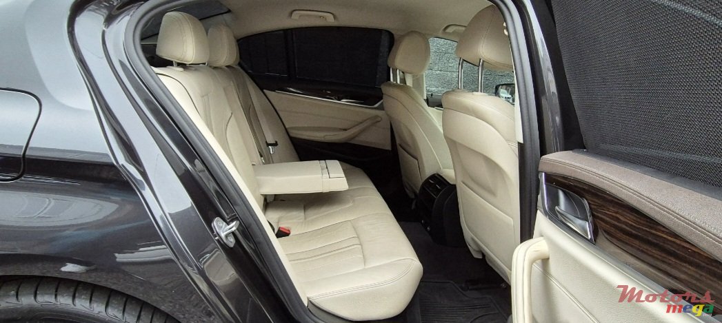 2017' BMW 530 photo #5