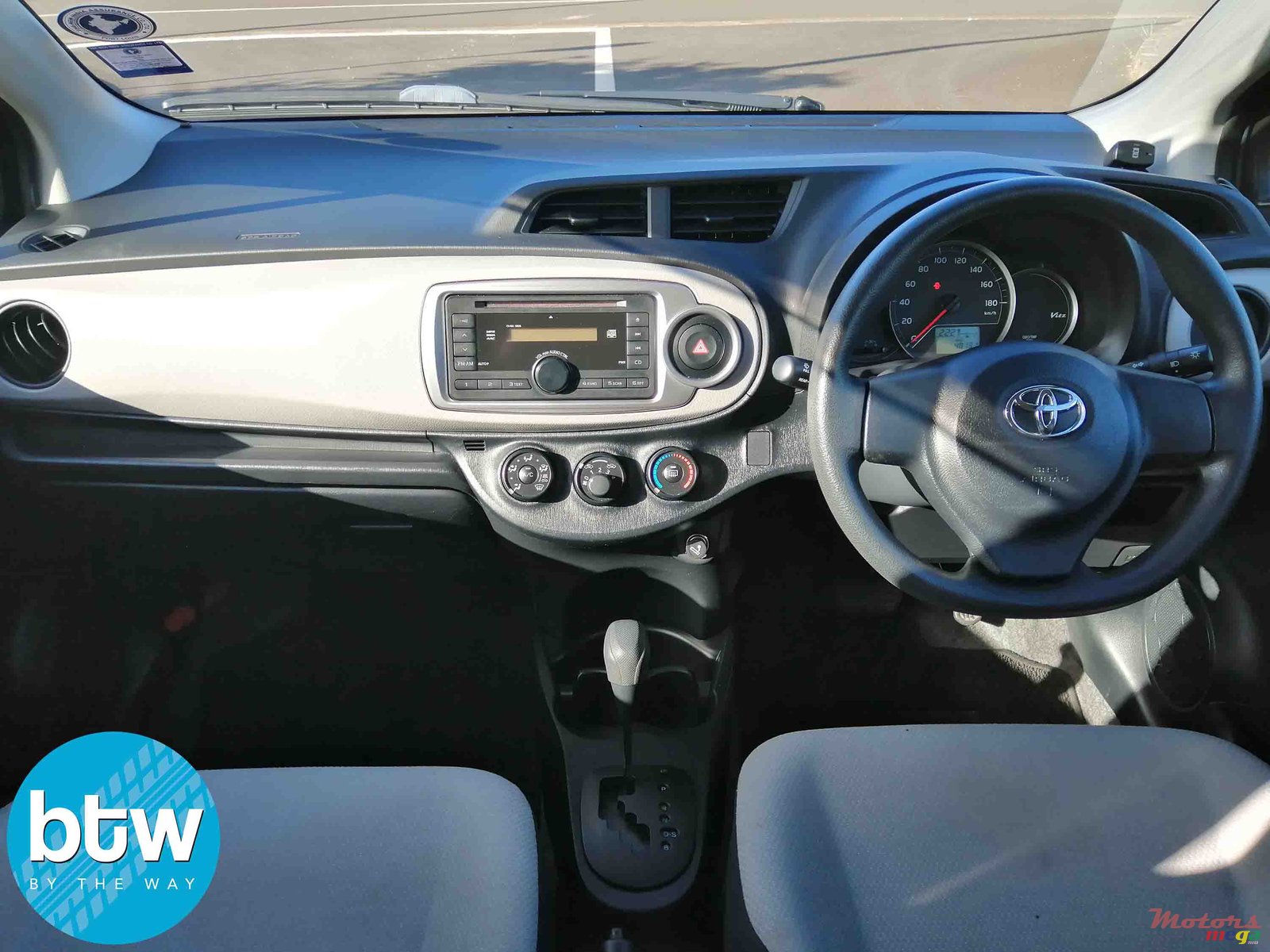 2014' Toyota Vitz photo #5