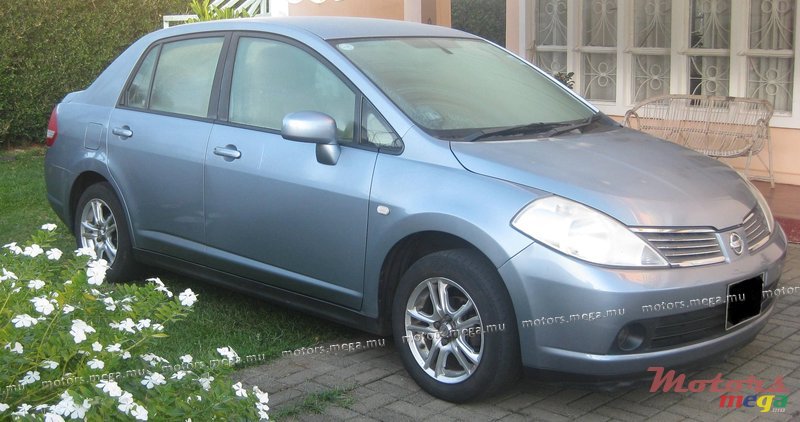 2005' Nissan Tiida photo #1
