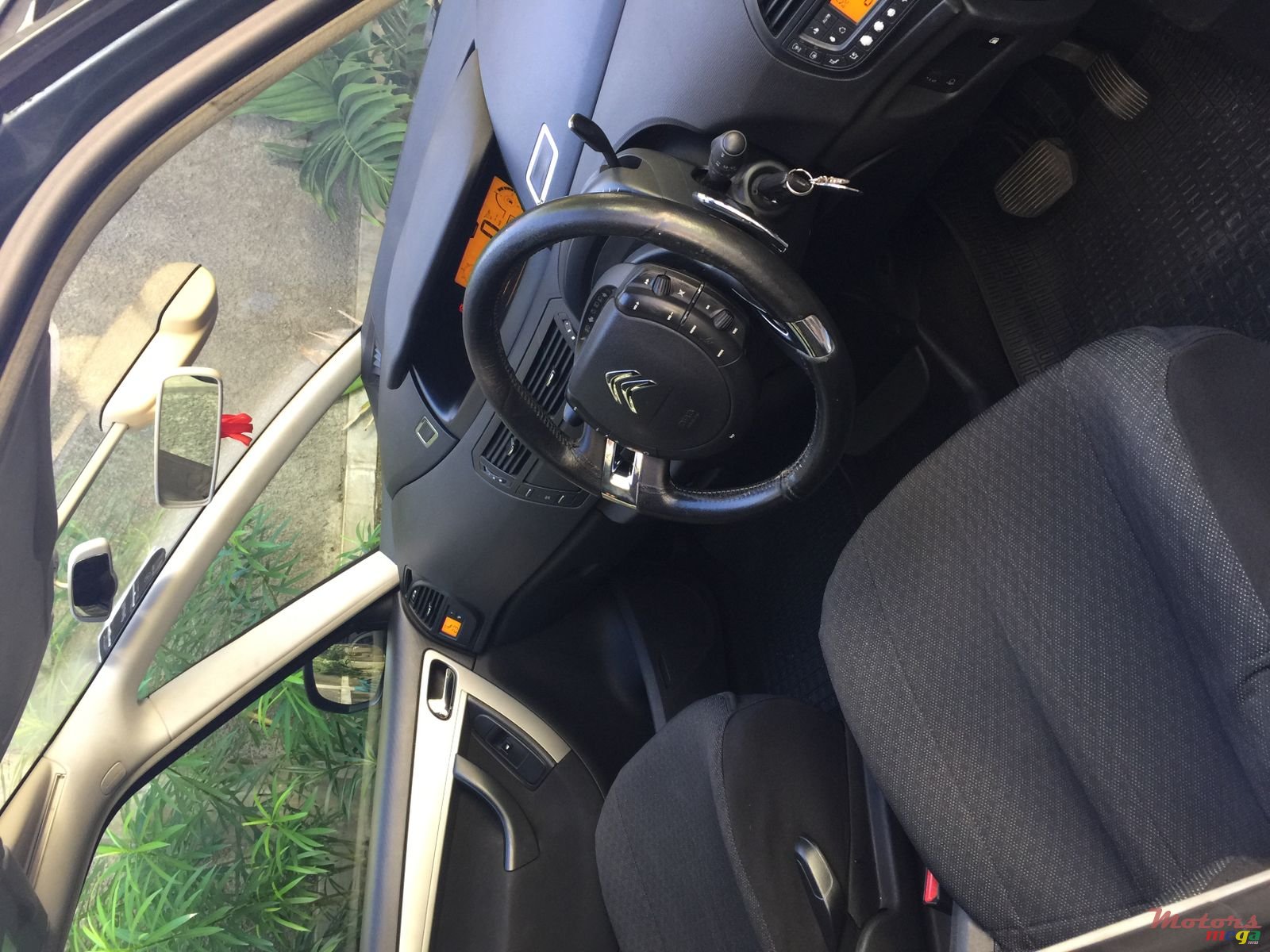 2011' Citroen Grand C4 Picasso photo #4