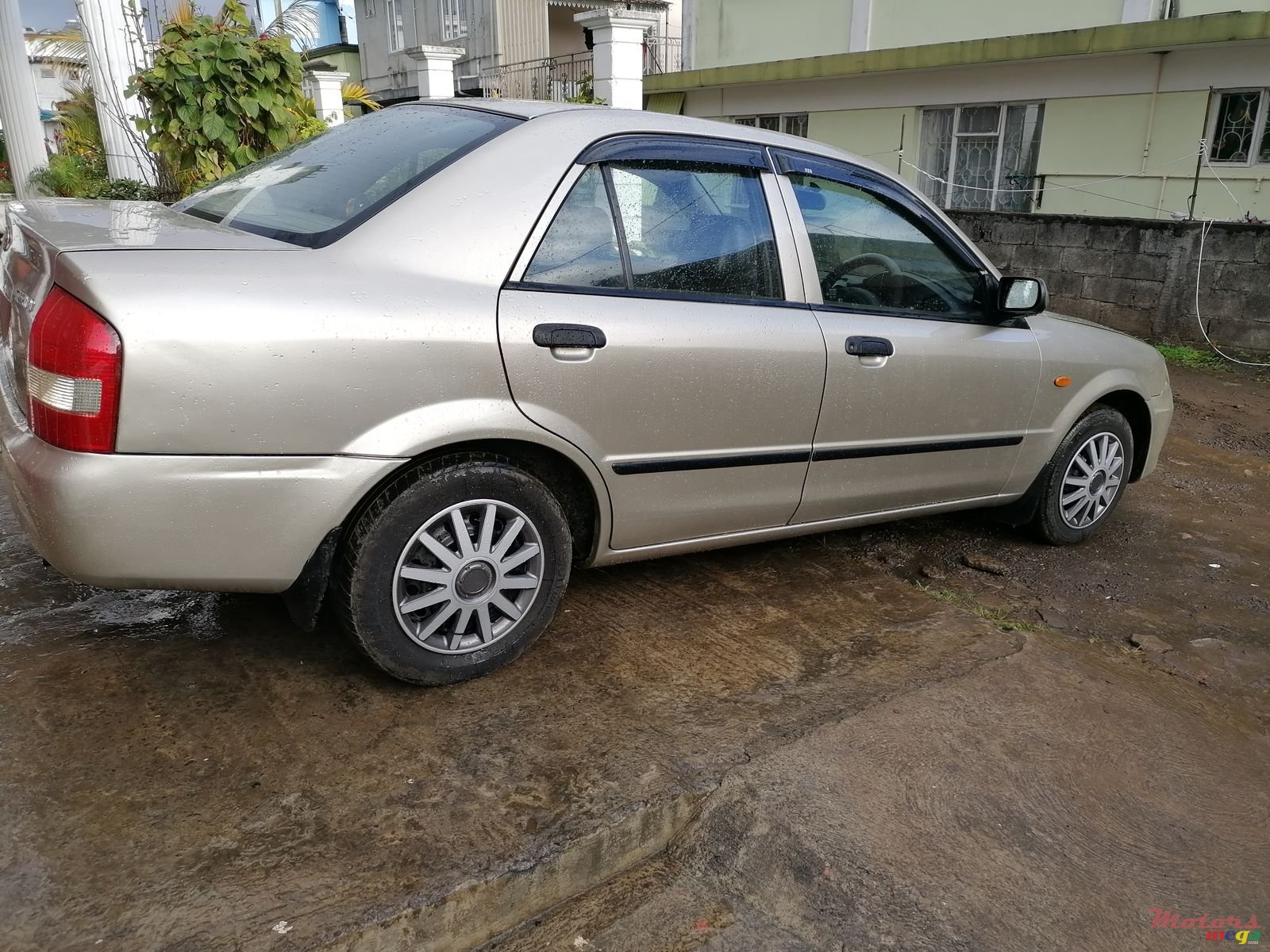 2002' Mazda 323 photo #3