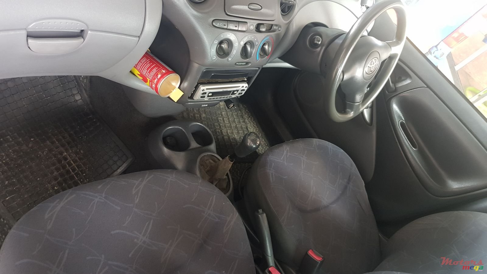 2002' Toyota Vitz photo #1