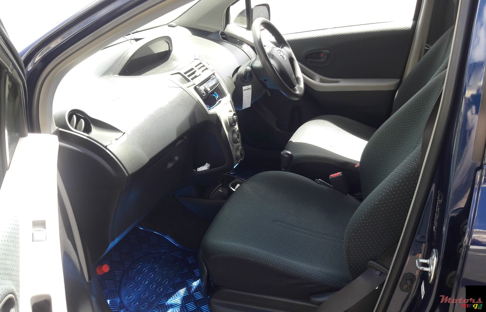 2006' Toyota Vitz photo #10