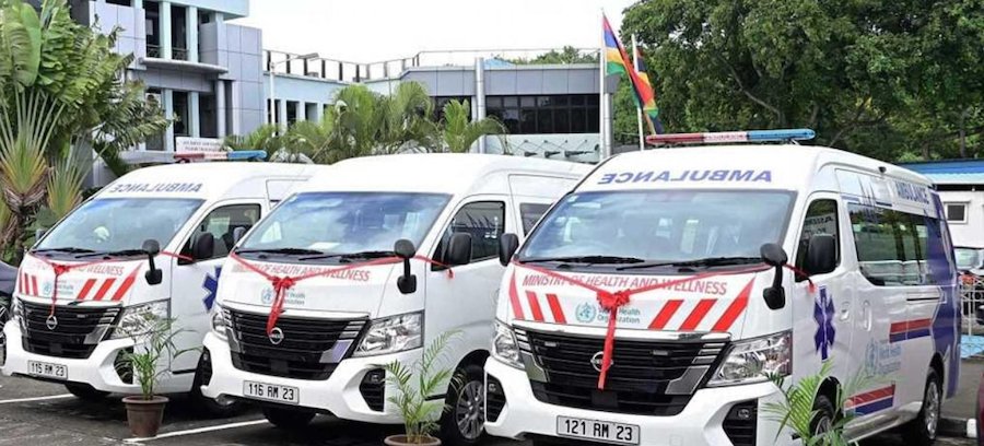 L’OMS fait don de neuf véhicules à la Santé, dont quatre transformés en ambulances