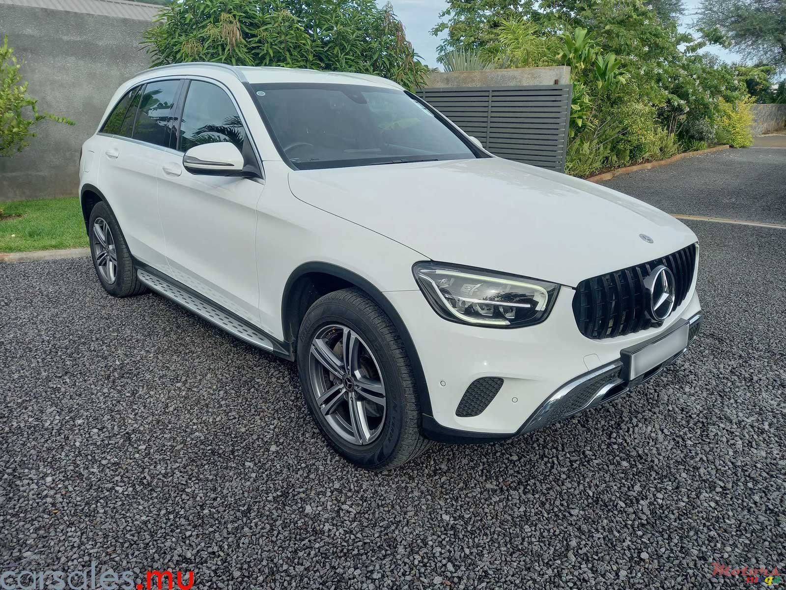 2019' Mercedes-Benz GLC 200 photo #2