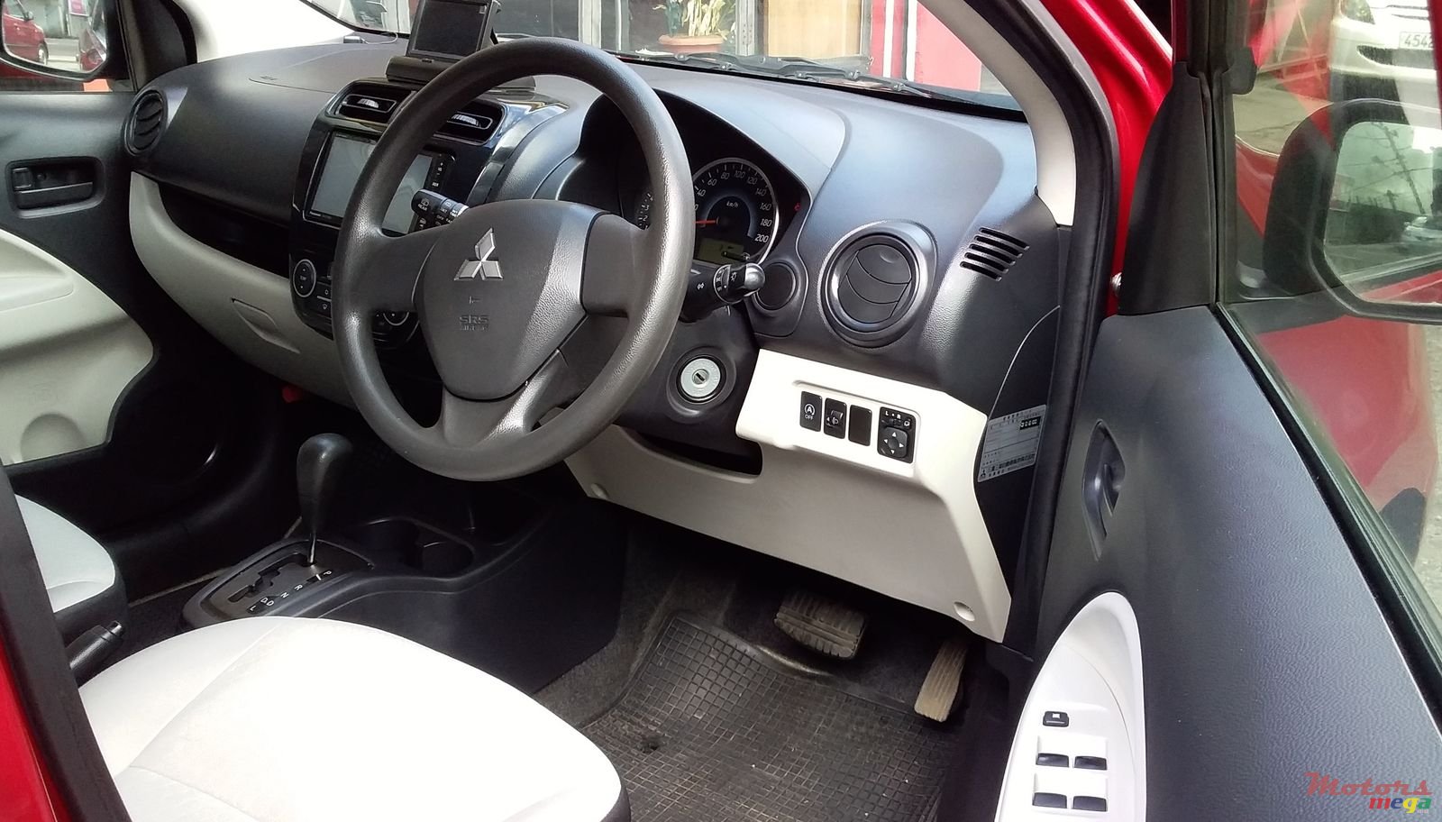 2013' Mitsubishi Mirage photo #3