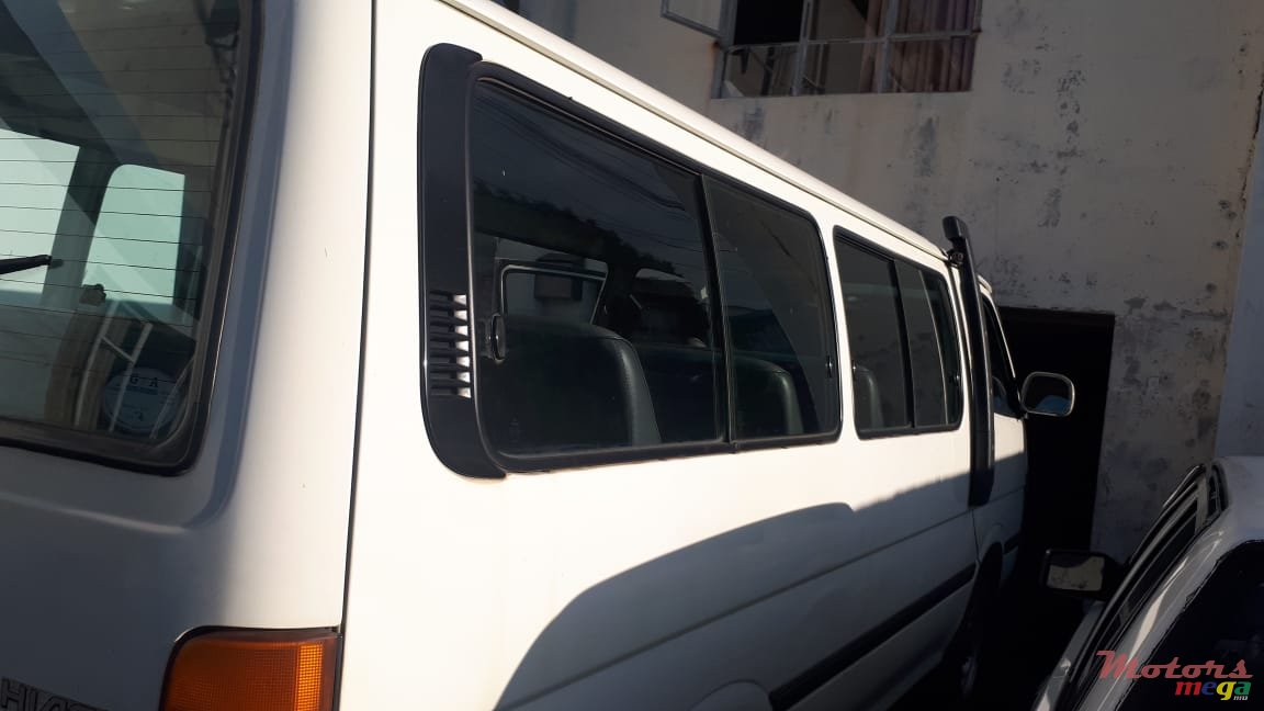 2004' Toyota photo #4