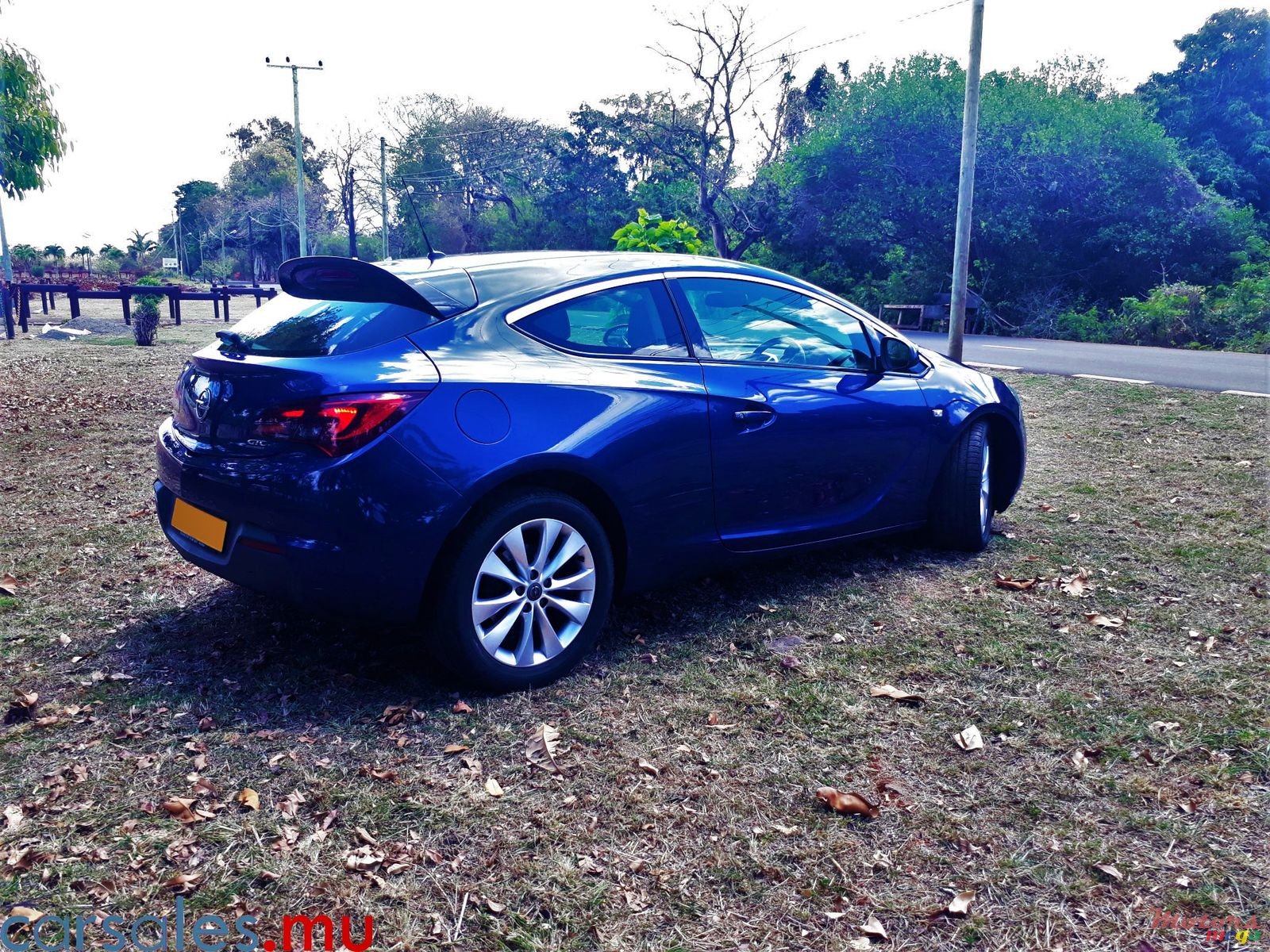 2014' Opel Astra GTC photo #4