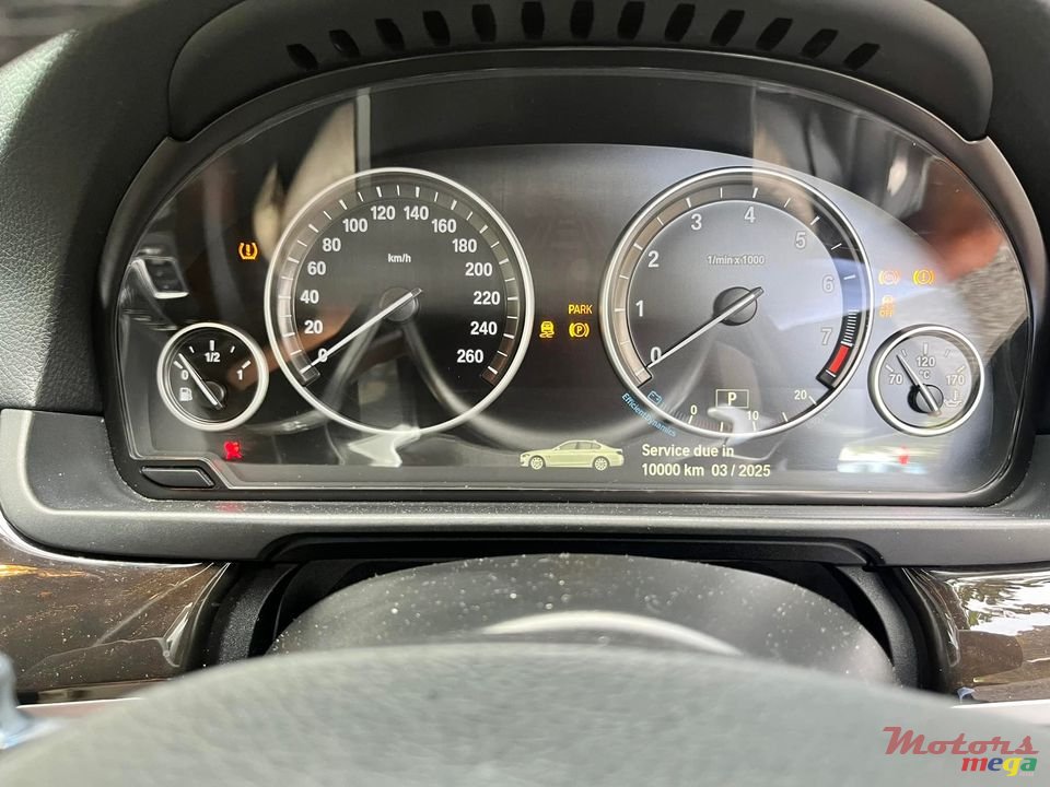 2011' BMW 523 photo #4