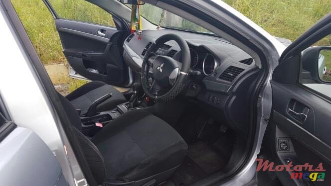 2008' Mitsubishi Lancer Evolution photo #2