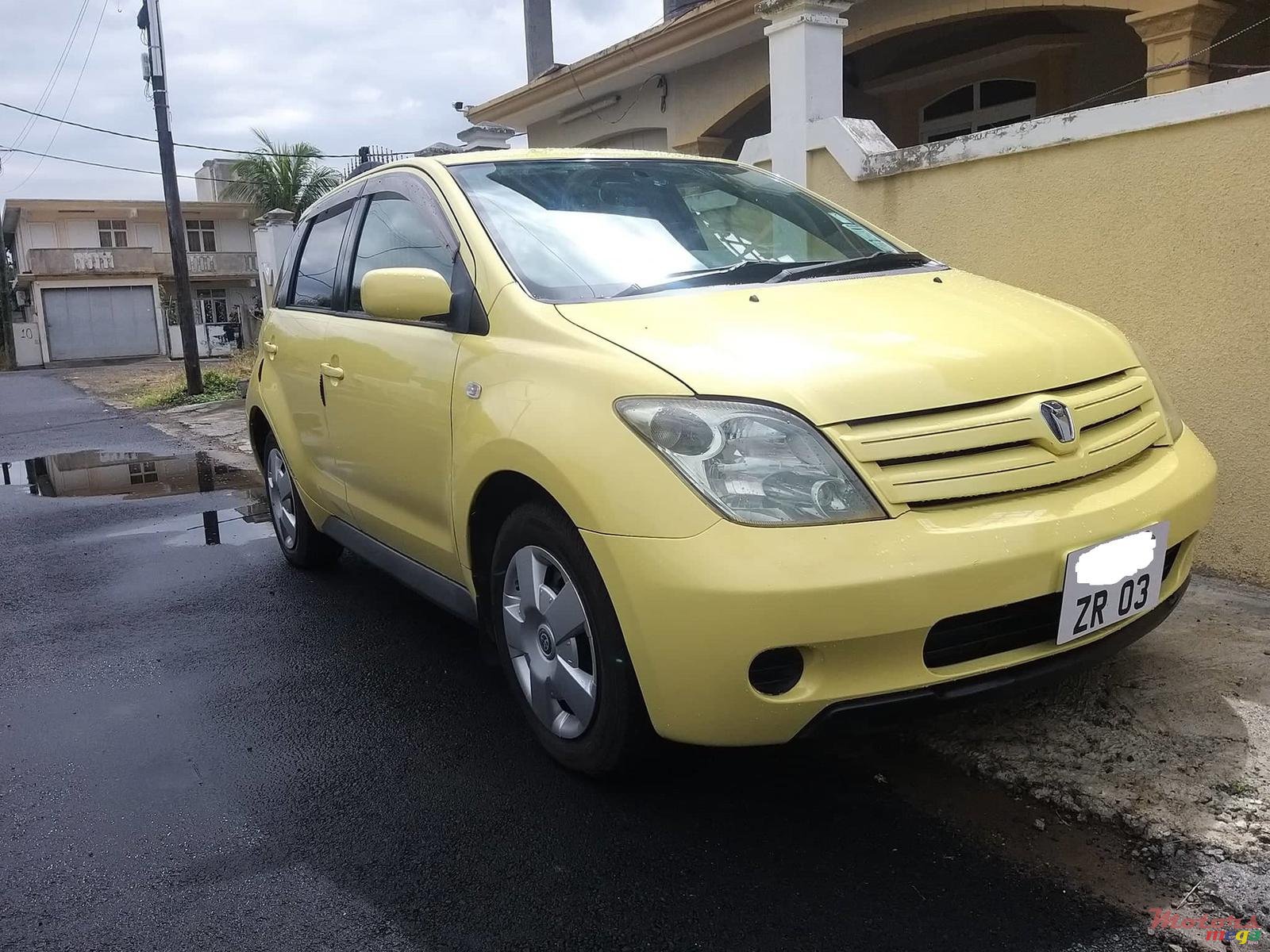 2003' Toyota Vitz IST photo #2