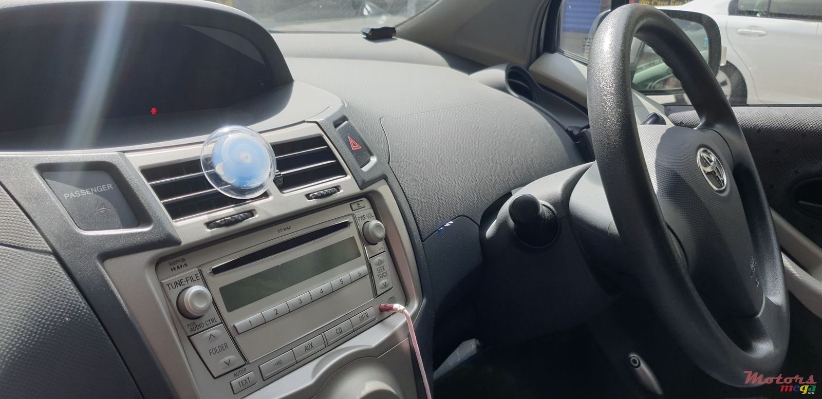 2009' Toyota Vitz photo #2