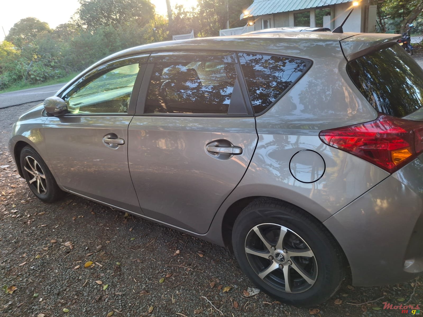 2012' Toyota Auris photo #4