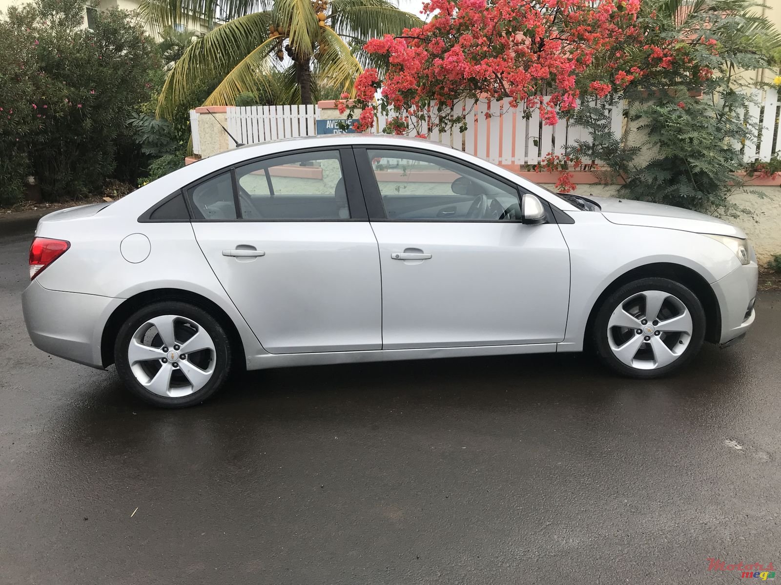 2010' Chevrolet Cruze photo #1