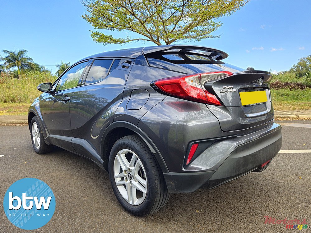 2020' Toyota C-HR photo #3