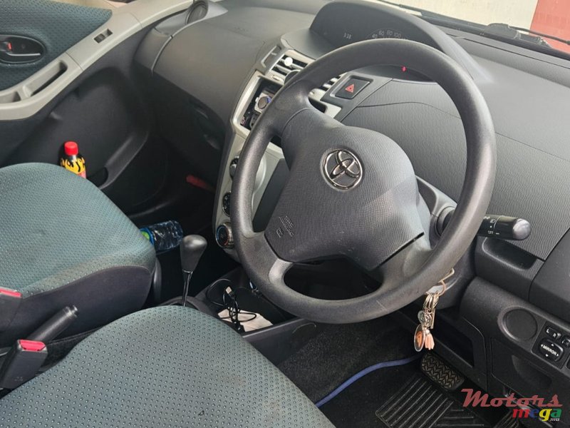 2007' Toyota Vitz photo #4